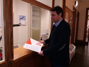 El portavoz de Cs en el Ayuntamiento de Reus, Juan Carlos Sánchez, presentando la instancia.